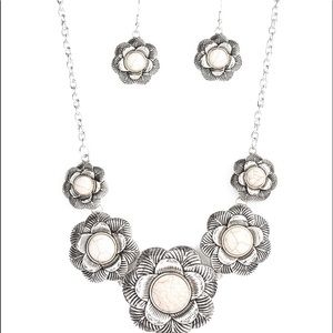 White crackel shirt necklace